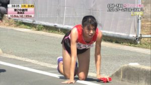 Khâm phục sự nỗ lực của VĐV Nhật Bản bò tới vạch đích