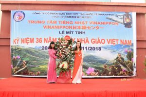 Bà Vũ Thị Hồng tặng hoa cho Đại diện Công ty - Bà Nguyễn Thị Lan Anh